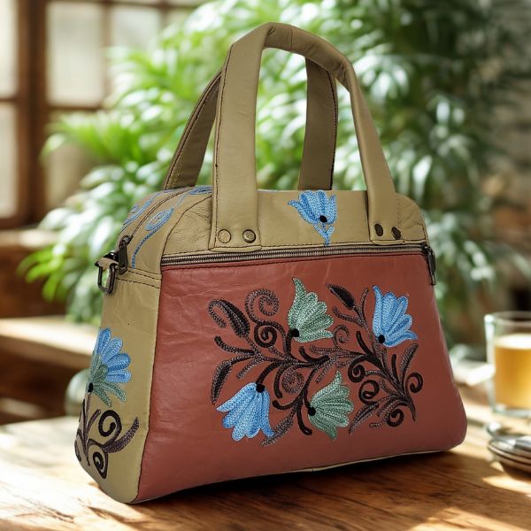 Schapenleer handtas met borduursel uit Kasjmier