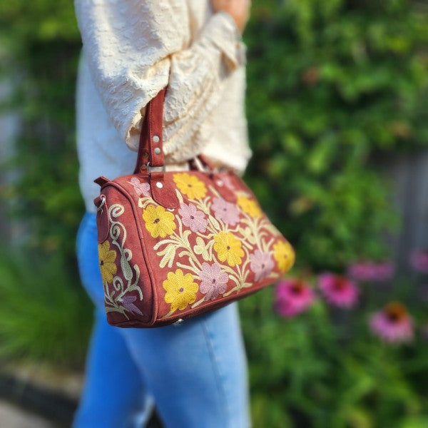 Suède handtas met borduursel uit kasjmier