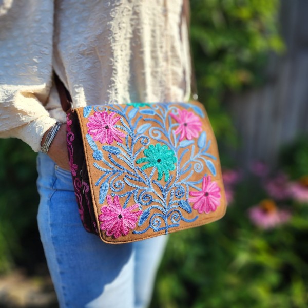 Suède schoudertas met borduursel uit Kasjmier