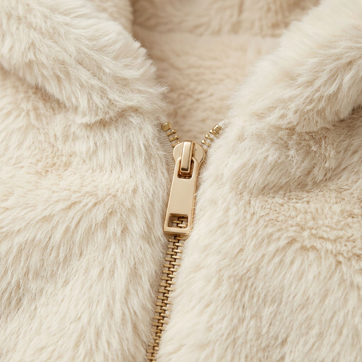 Faux fur jas met capuchon | crème