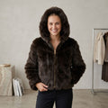 Faux fur jas met capuchon | donkerbruin